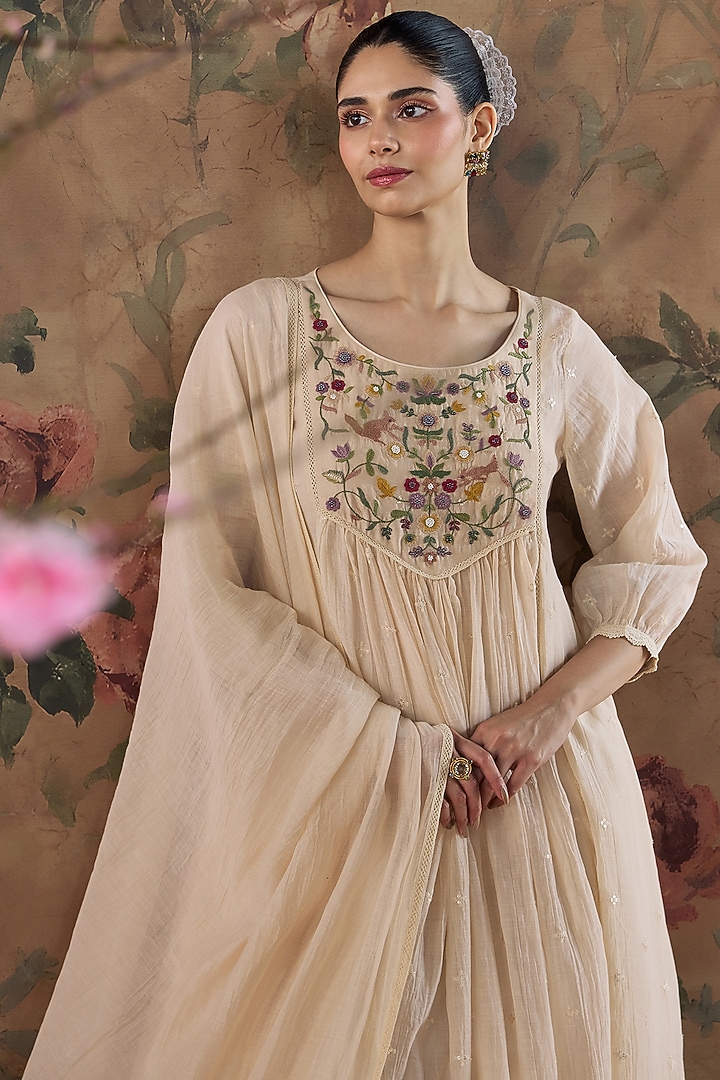 Ivory Chanderi Thread Embroidered Gathered Kurta Set by Kritika Dawar at Pernia's Pop Up Shop