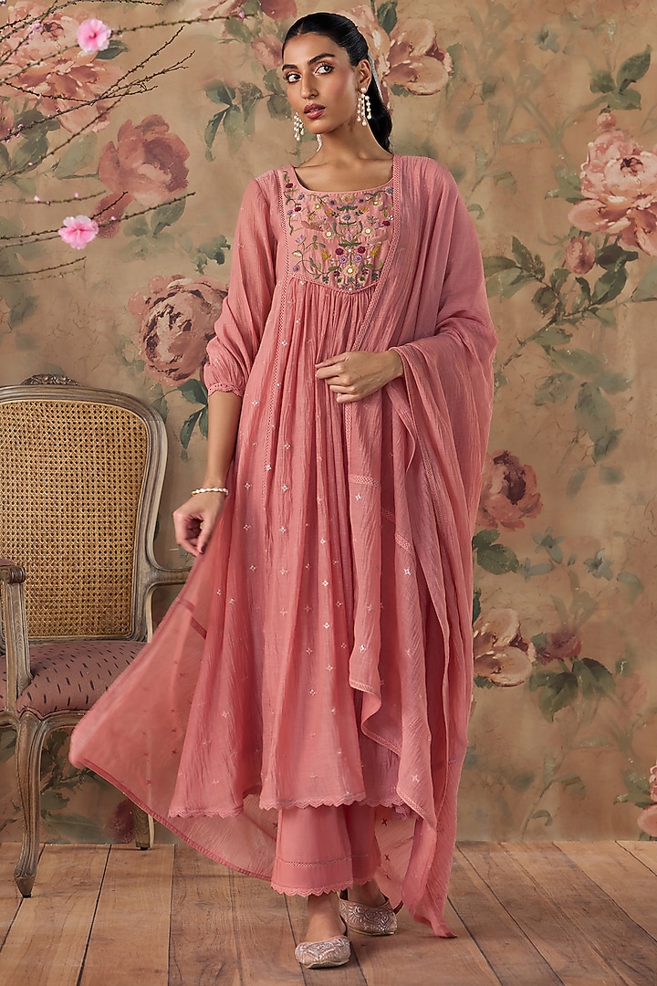 Blush Pink Chanderi Thread Embroidered Gathered Kurta Set by Kritika Dawar at Pernia's Pop Up Shop