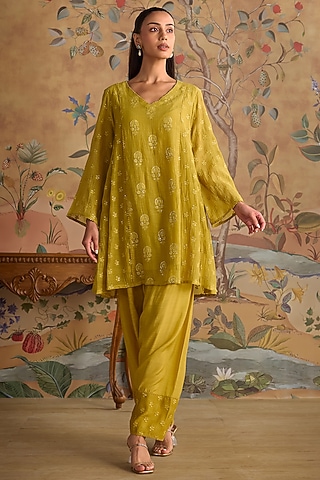 Yellow Chanderi Floral Embroidered A-Line Kurta Set by Kritika Dawar