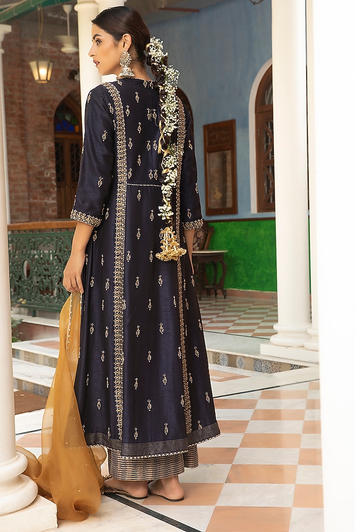 Blue Embroidered Kurta Set by Kritika Dawar at Pernia's Pop Up Shop