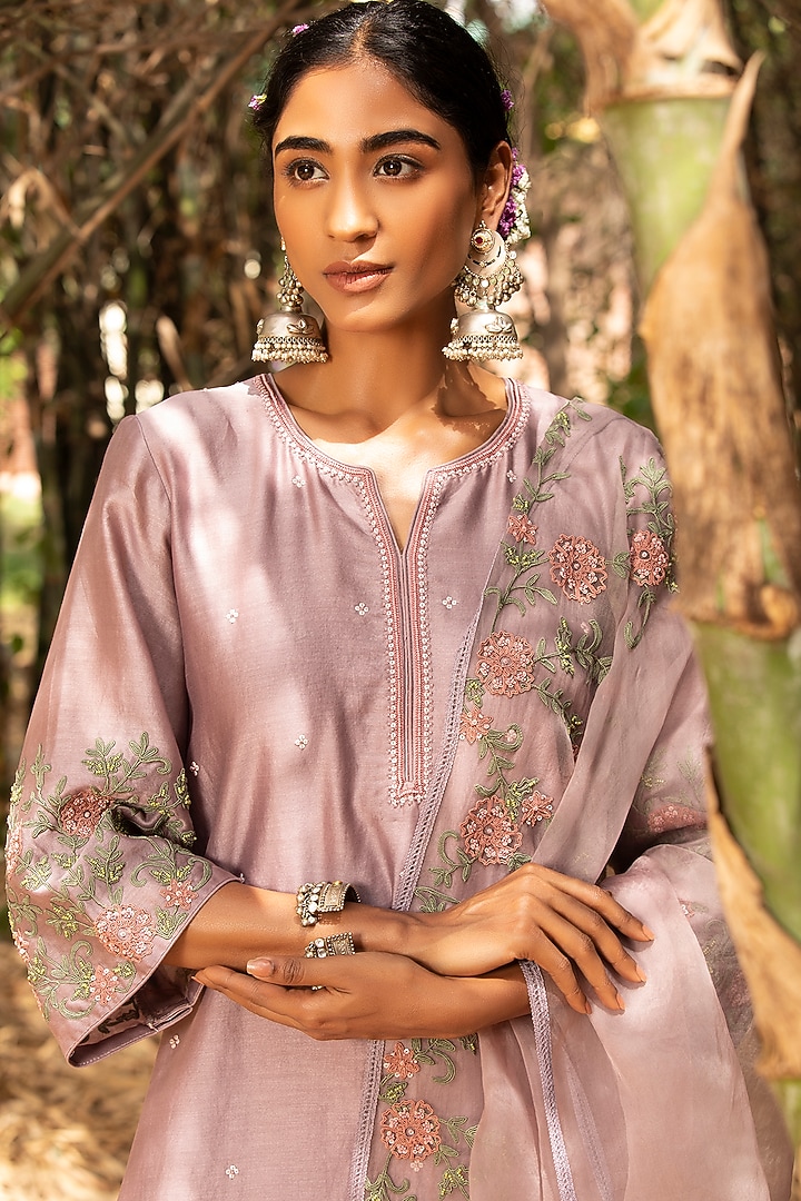 Lilac Embroidered Kurta Set by Kritika Dawar at Pernia's Pop Up Shop