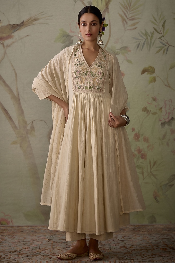 Ivory Chanderi Thread Hand Embroidered Gathered A-Line Kurta Set by Kritika Dawar at Pernia's Pop Up Shop
