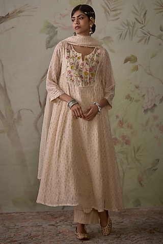 Ivory Chanderi Block Printed & Thread Embroidered Kurta Set by Kritika Dawar