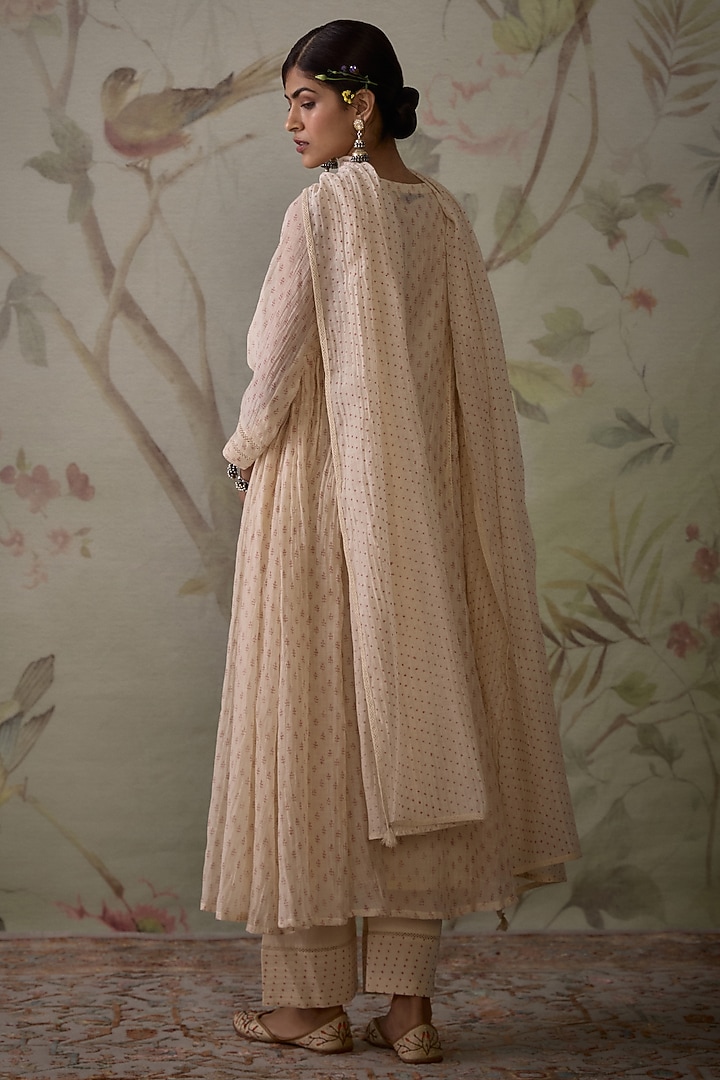 Ivory Chanderi Block Printed & Thread Embroidered Kurta Set by Kritika Dawar at Pernia's Pop Up Shop