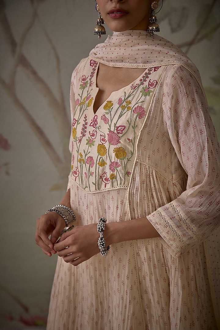 Ivory Chanderi Block Printed & Thread Embroidered Kurta Set by Kritika Dawar at Pernia's Pop Up Shop