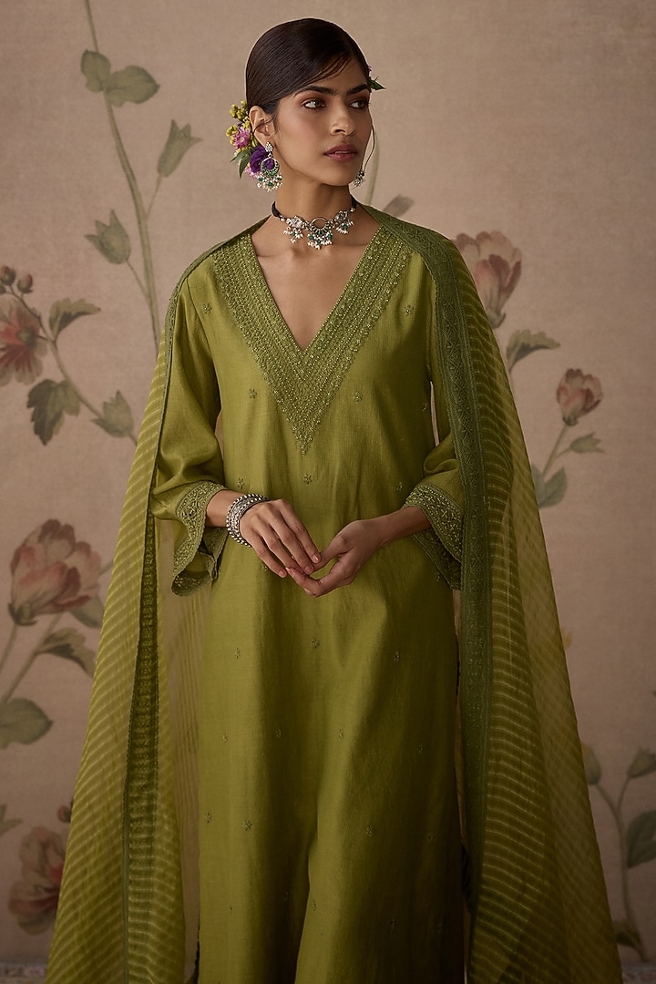 Green Handwoven Chanderi Thread Embroidered Kurta Set by Kritika Dawar at Pernia's Pop Up Shop