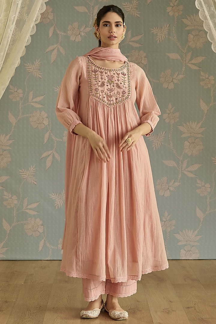 Pink Chanderi Hand Embroidered Handwoven Kurta Set by Kritika Dawar at Pernia's Pop Up Shop