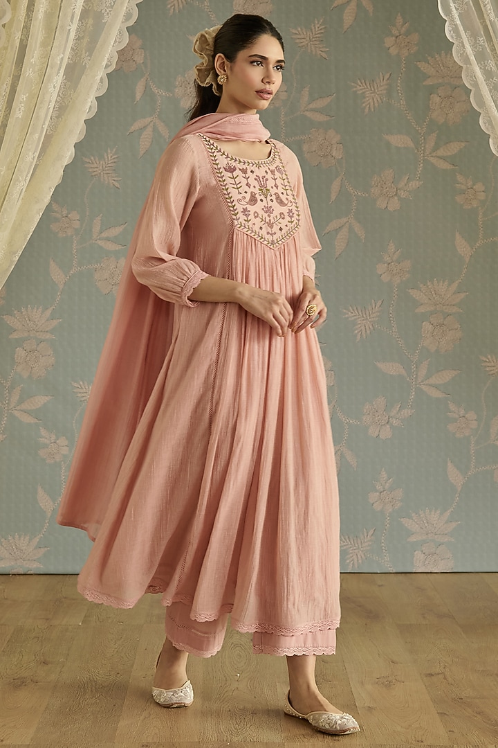 Pink Chanderi Hand Embroidered Handwoven Kurta Set by Kritika Dawar at Pernia's Pop Up Shop
