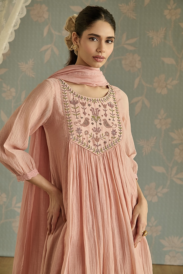 Pink Chanderi Hand Embroidered Handwoven Kurta Set by Kritika Dawar at Pernia's Pop Up Shop