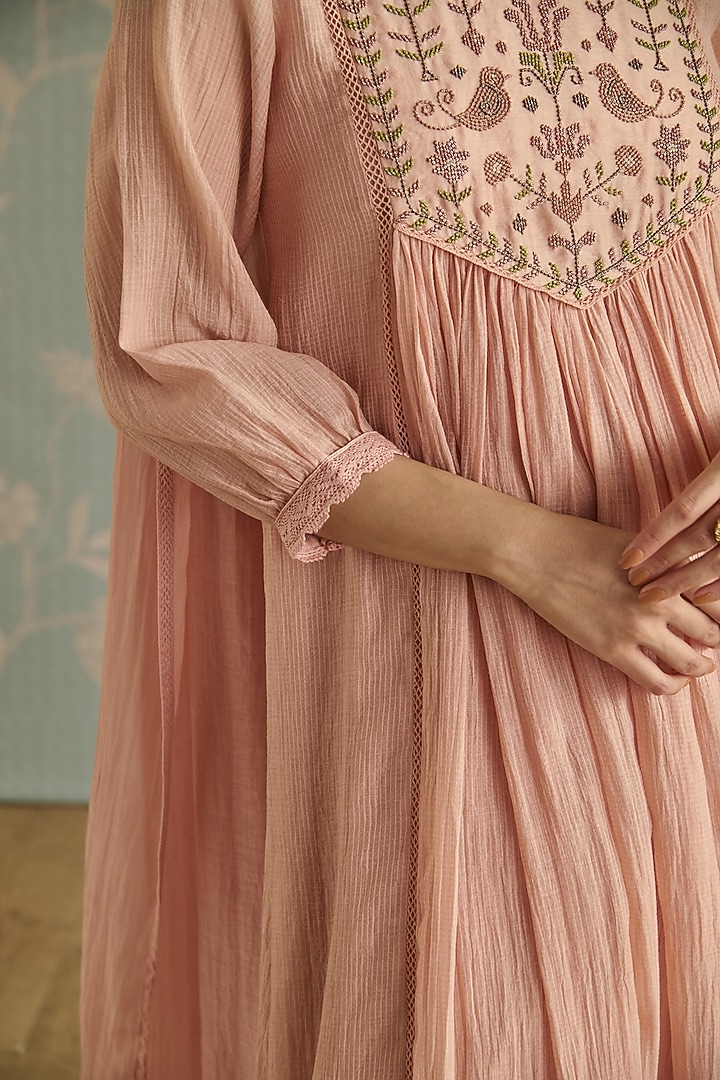 Pink Chanderi Hand Embroidered Handwoven Kurta Set by Kritika Dawar at Pernia's Pop Up Shop