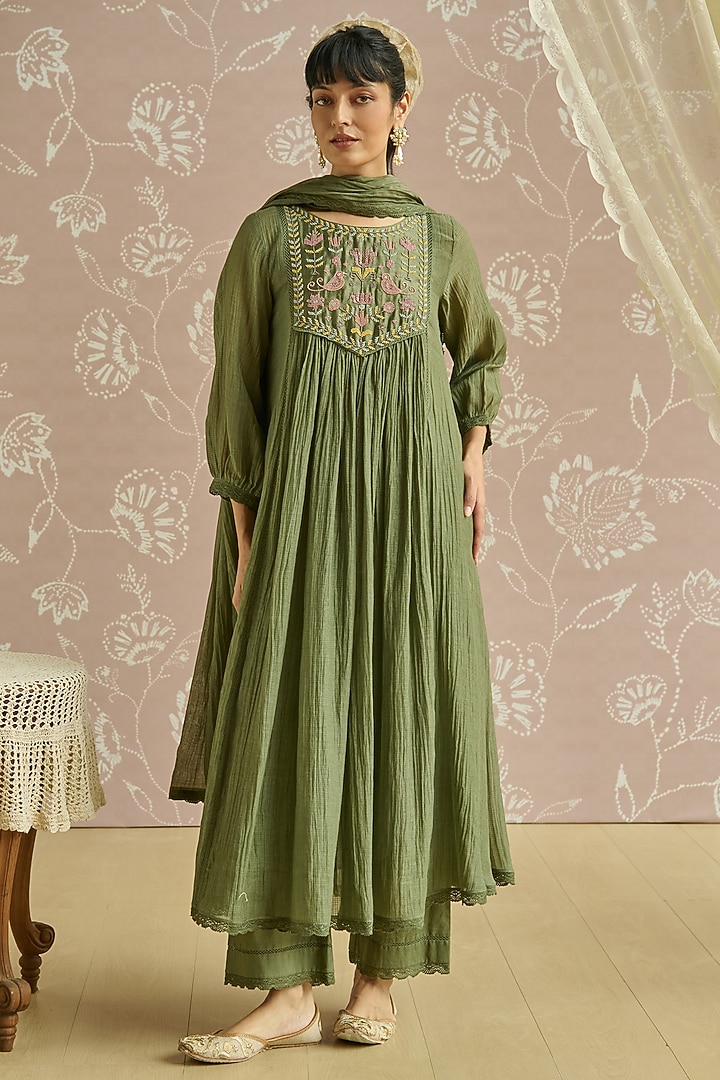 Green Chanderi Hand Embroidered Handwoven Kurta Set by Kritika Dawar at Pernia's Pop Up Shop