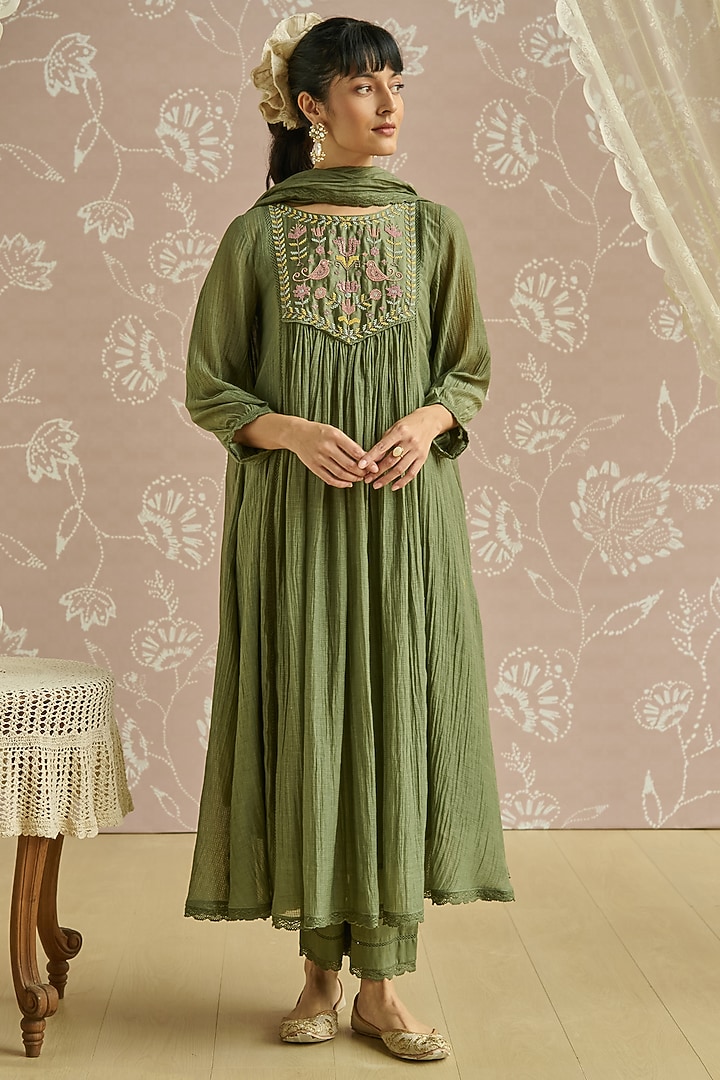 Green Chanderi Hand Embroidered Handwoven Kurta Set by Kritika Dawar at Pernia's Pop Up Shop