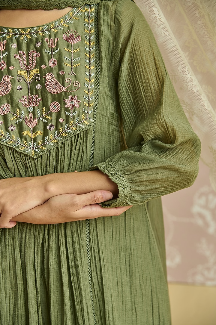 Green Chanderi Hand Embroidered Handwoven Kurta Set by Kritika Dawar at Pernia's Pop Up Shop