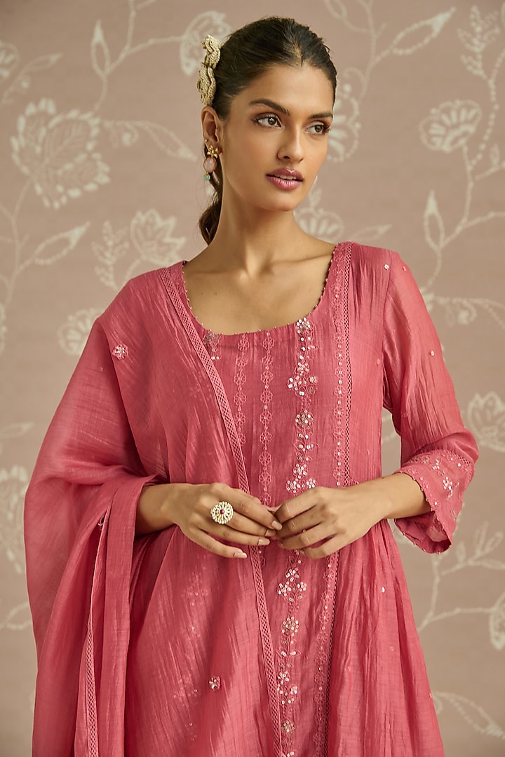 Coral Chanderi Hand Embroidered Kurta Set by Kritika Dawar at Pernia's Pop Up Shop
