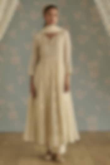 Ivory Chanderi Floral Embroidered A-Line Kurta Set by Kritika Dawar at Pernia's Pop Up Shop