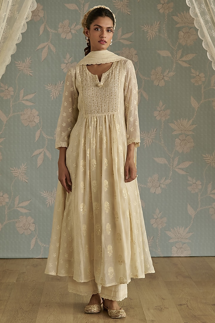 Ivory Chanderi Floral Embroidered A-Line Kurta Set by Kritika Dawar at Pernia's Pop Up Shop