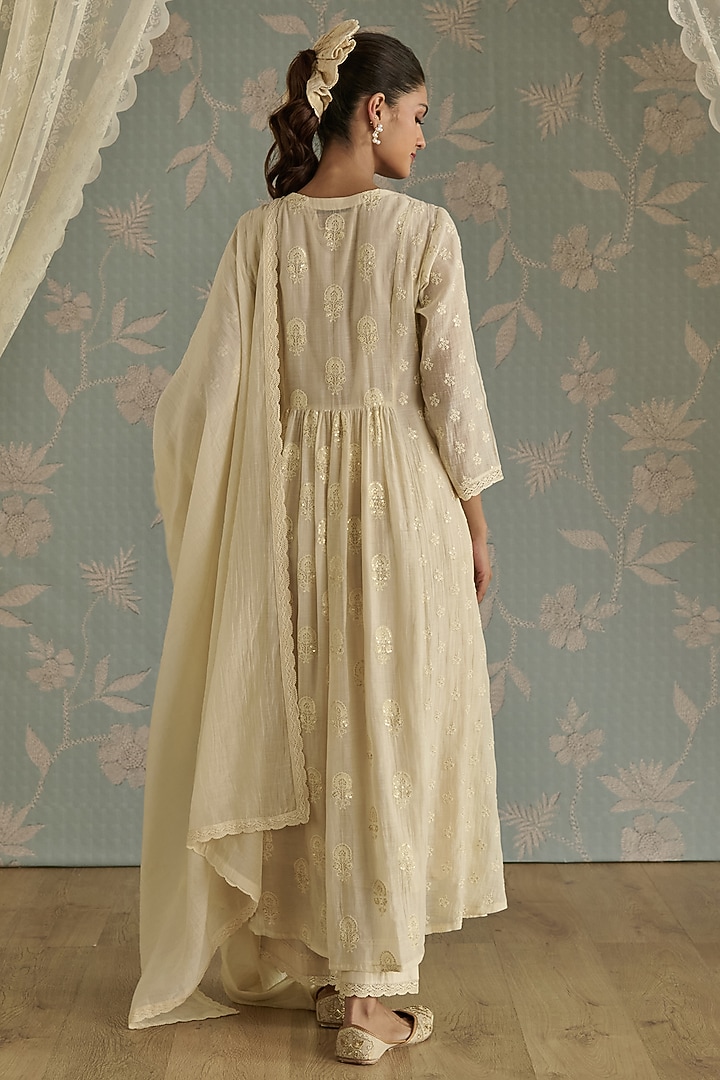 Ivory Chanderi Floral Embroidered A-Line Kurta Set by Kritika Dawar at Pernia's Pop Up Shop