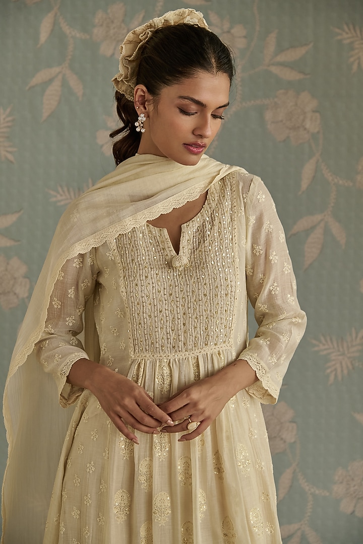 Ivory Chanderi Floral Embroidered A-Line Kurta Set by Kritika Dawar at Pernia's Pop Up Shop