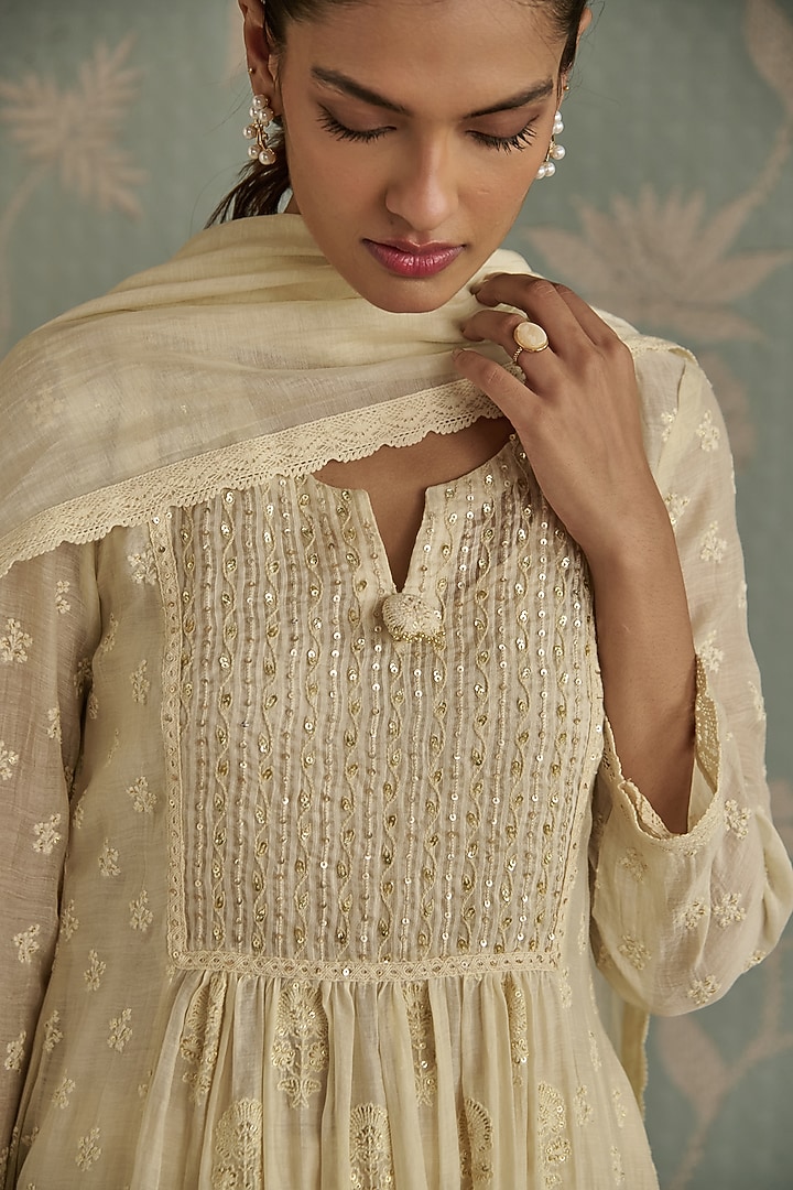 Ivory Chanderi Floral Embroidered A-Line Kurta Set by Kritika Dawar at Pernia's Pop Up Shop