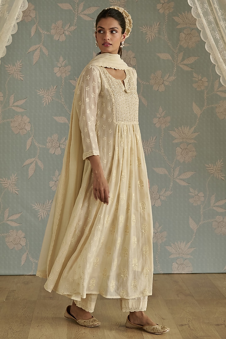 Ivory Chanderi Floral Embroidered A-Line Kurta Set by Kritika Dawar at Pernia's Pop Up Shop