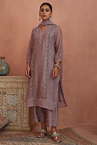 Mauve Handwoven Chanderi Embroidered Kurta Set by Kritika Dawar
