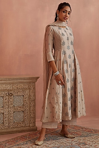 Ivory Chanderi Embroidered A-Line Kurta Set by Kritika Dawar