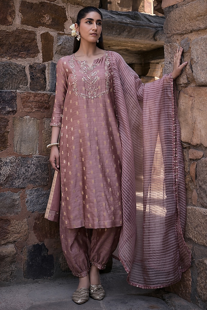 Blush Pink Banarasi Chanderi Sequins Embroidered Kurta Set by Kritika Dawar at Pernia's Pop Up Shop