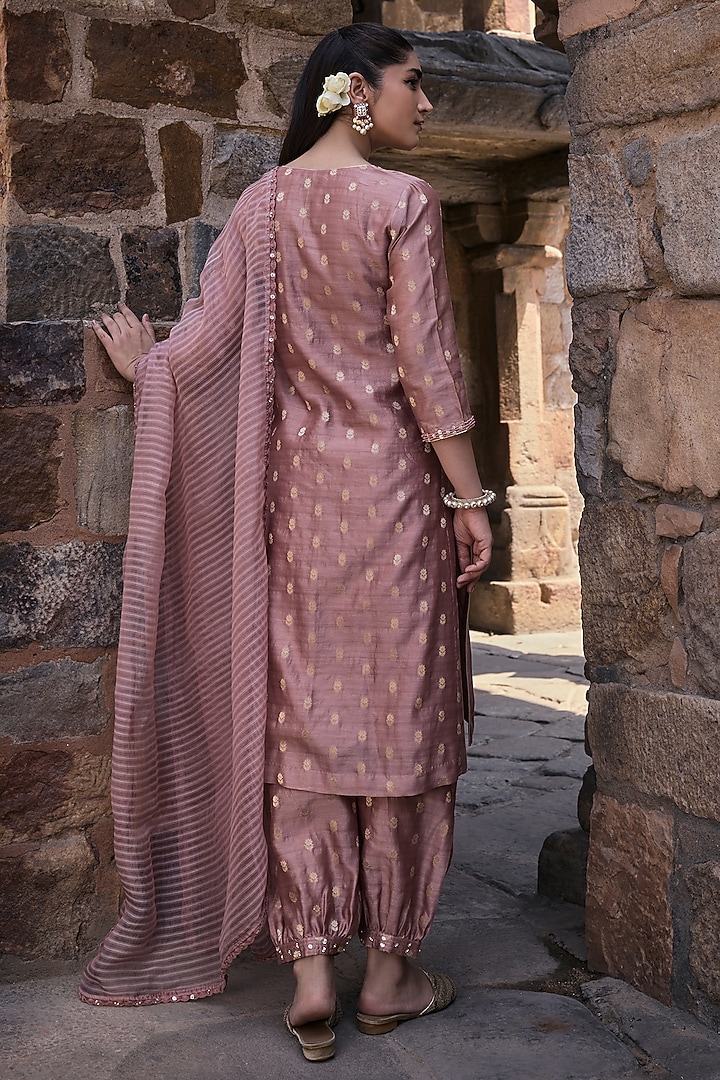 Blush Pink Banarasi Chanderi Sequins Embroidered Kurta Set by Kritika Dawar at Pernia's Pop Up Shop