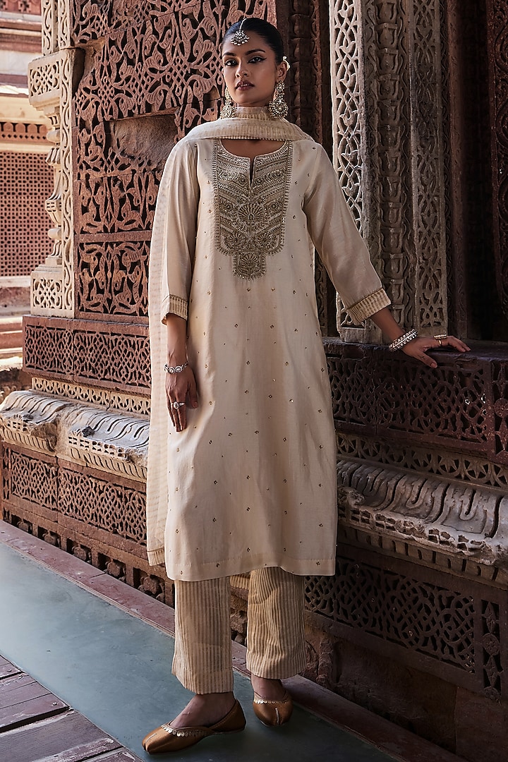 Ivory Chanderi Thread Embroidered Kurta Set by Kritika Dawar at Pernia's Pop Up Shop