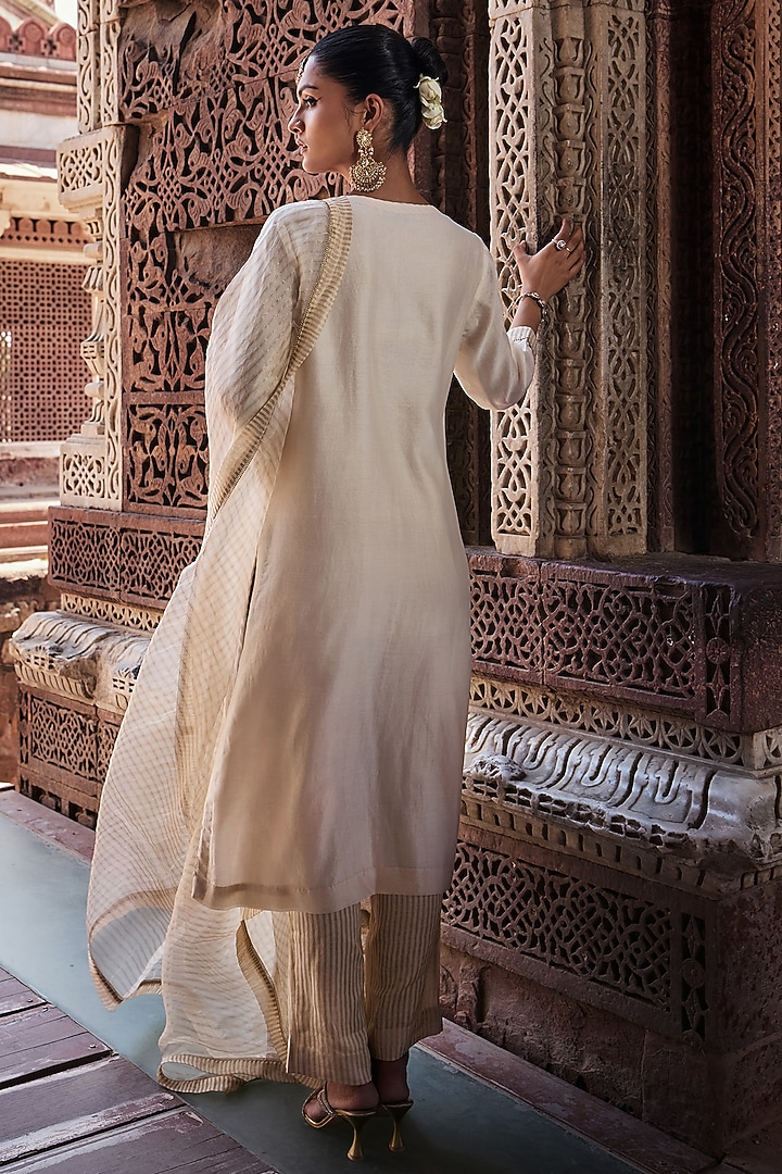 Ivory Chanderi Thread Embroidered Kurta Set by Kritika Dawar at Pernia's Pop Up Shop