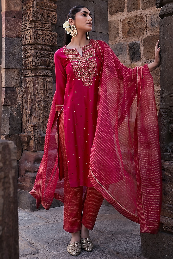 Magenta Chanderi Thread Embroidered Kurta Set by Kritika Dawar at Pernia's Pop Up Shop