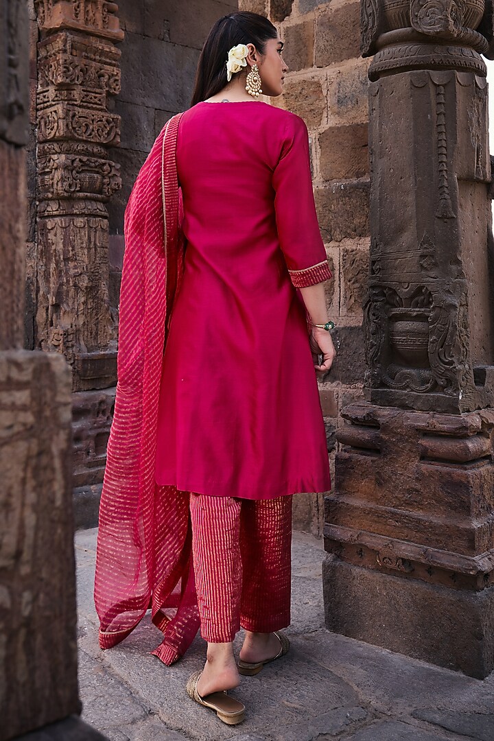 Magenta Chanderi Thread Embroidered Kurta Set by Kritika Dawar at Pernia's Pop Up Shop
