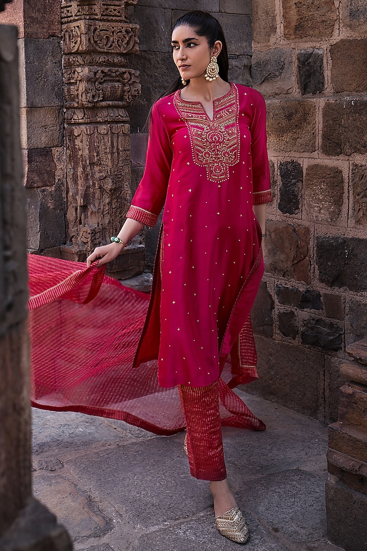 Magenta Chanderi Thread Embroidered Kurta Set by Kritika Dawar at Pernia's Pop Up Shop