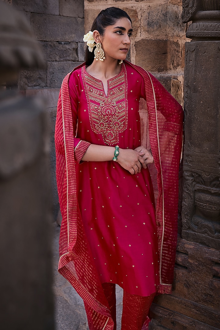 Magenta Chanderi Thread Embroidered Kurta Set by Kritika Dawar at Pernia's Pop Up Shop