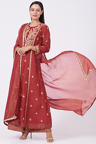 Maroon Gota Embroidered Kurta Set by Kritika Dawar