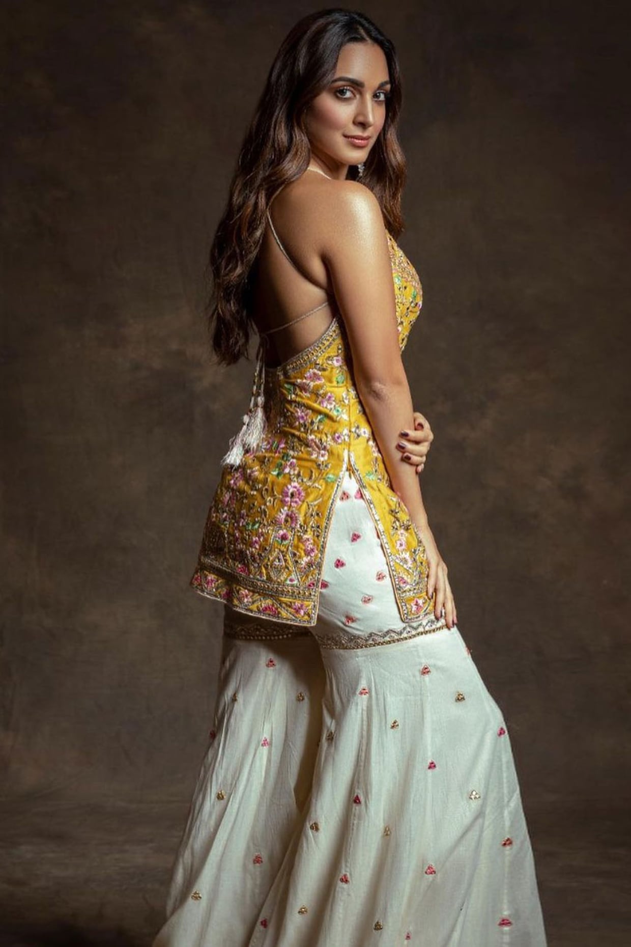 Buy Kiara Advani s Designer Saree Lehenga Dresses Kurti 2024