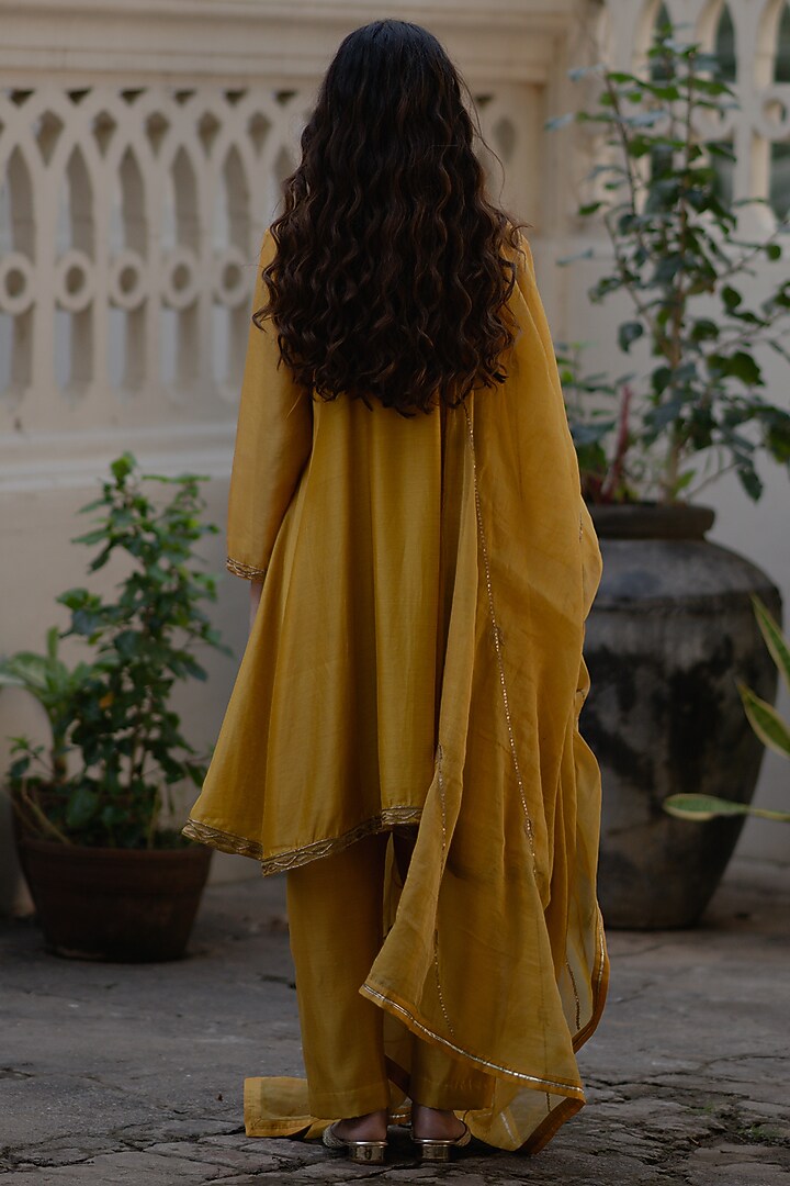 Yellow Handwoven Chanderi Silk Embroidered Kurta Set by Kajal Agrawal at Pernia's Pop Up Shop