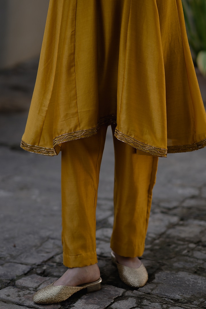 Yellow Handwoven Chanderi Silk Embroidered Kurta Set by Kajal Agrawal at Pernia's Pop Up Shop