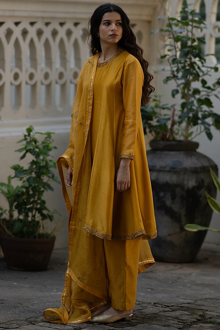 Yellow Handwoven Chanderi Silk Embroidered Kurta Set by Kajal Agrawal at Pernia's Pop Up Shop