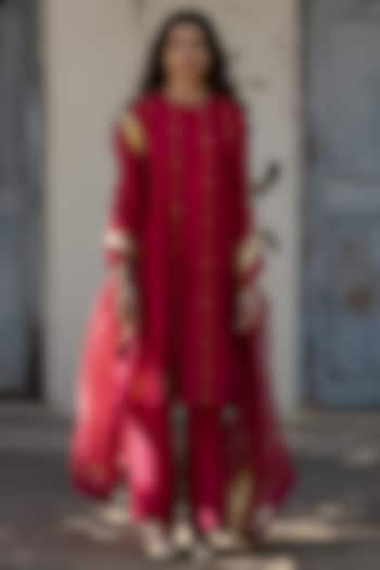 Red Handwoven Chanderi Silk Hand Embroidered Kurta Set by Kajal Agrawal at Pernia's Pop Up Shop