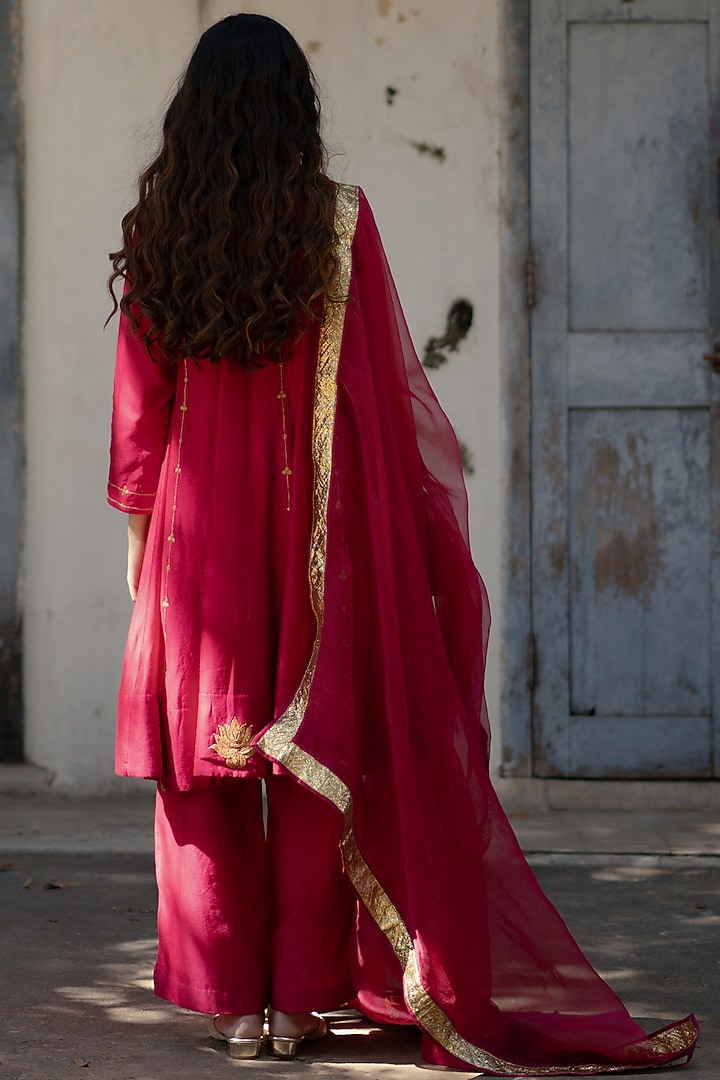 Red Handwoven Chanderi Silk Hand Embroidered Kurta Set by Kajal Agrawal at Pernia's Pop Up Shop