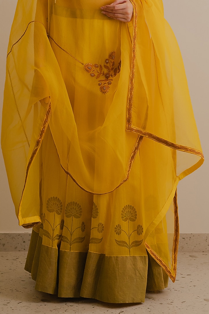 Yellow Handloom Chanderi Silk Floral Motif Work Kalidar Wedding Lehenga Set by Kajal Agrawal at Pernia's Pop Up Shop