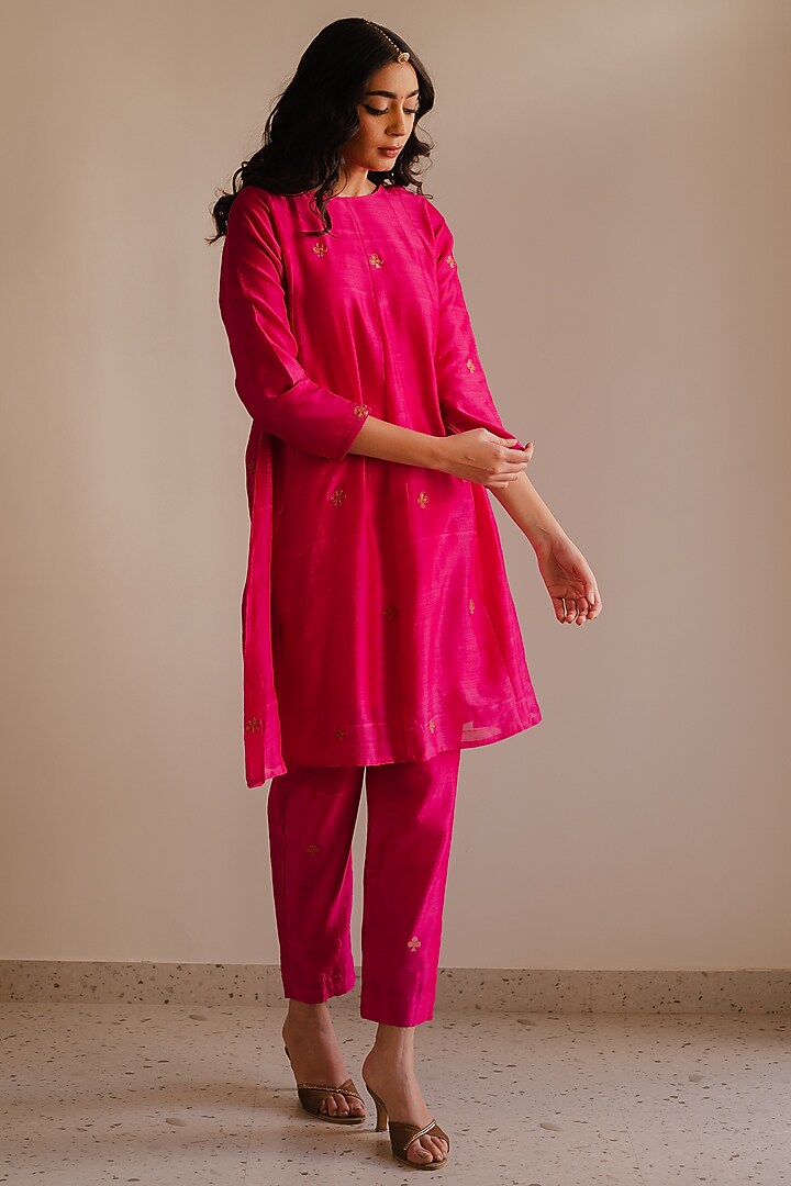 Rani Pink Handloom Chanderi Silk Aari Embroidered Kurta Set by Kajal Agrawal at Pernia's Pop Up Shop
