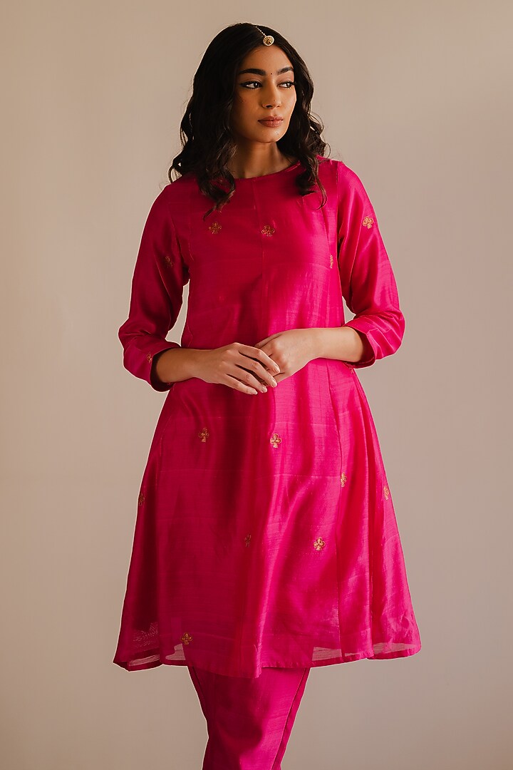Rani Pink Handloom Chanderi Silk Aari Embroidered Kurta Set by Kajal Agrawal at Pernia's Pop Up Shop
