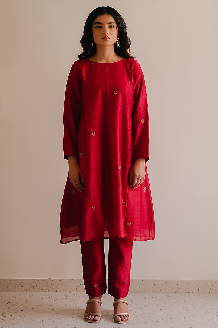 Red Handloom Chanderi Silk Aari Embroidered Kurta Set by Kajal Agrawal