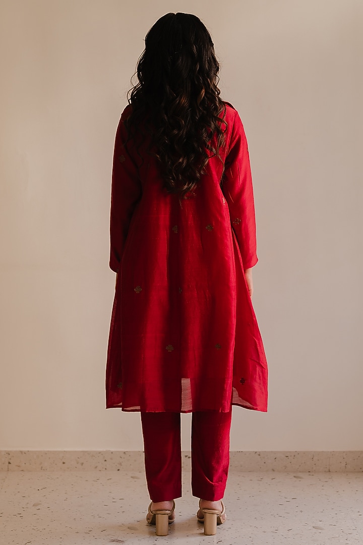 Red Handloom Chanderi Silk Aari Embroidered Kurta Set by Kajal Agrawal at Pernia's Pop Up Shop