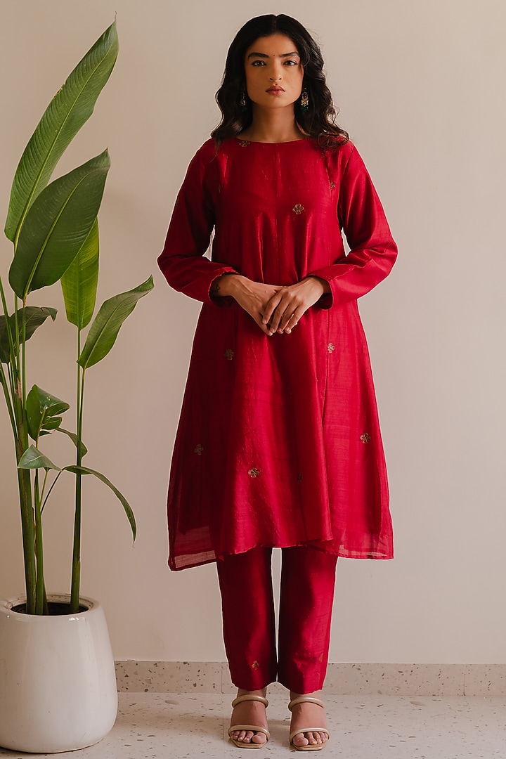 Red Handloom Chanderi Silk Aari Embroidered Kurta Set by Kajal Agrawal at Pernia's Pop Up Shop
