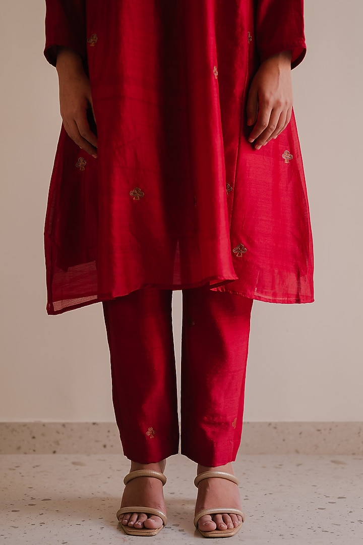 Red Handloom Chanderi Silk Aari Embroidered Kurta Set by Kajal Agrawal at Pernia's Pop Up Shop