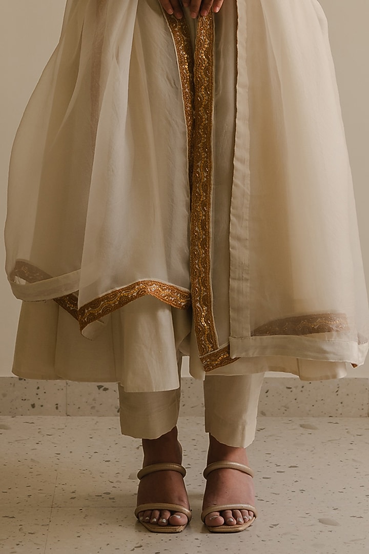 Ivory Handloom Chanderi Silk Marodi Embroidered Kalidar Wedding Anarkali Set by Kajal Agrawal at Pernia's Pop Up Shop