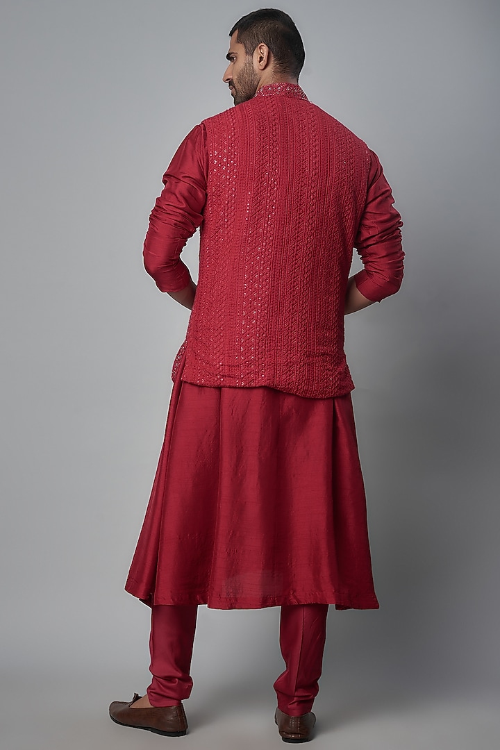 Cherry Red Textured Silk Embroidered Bundi Jacket Set by KSHITIJ CHOUDHARY MEN at Pernia's Pop Up Shop